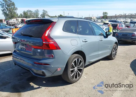 2023 Volvo Xc60 Recharge Plug-In Hybrid T8 Plus Dark Theme z USA, uszkodzony, nr VIN YV4H60DW4P1329852